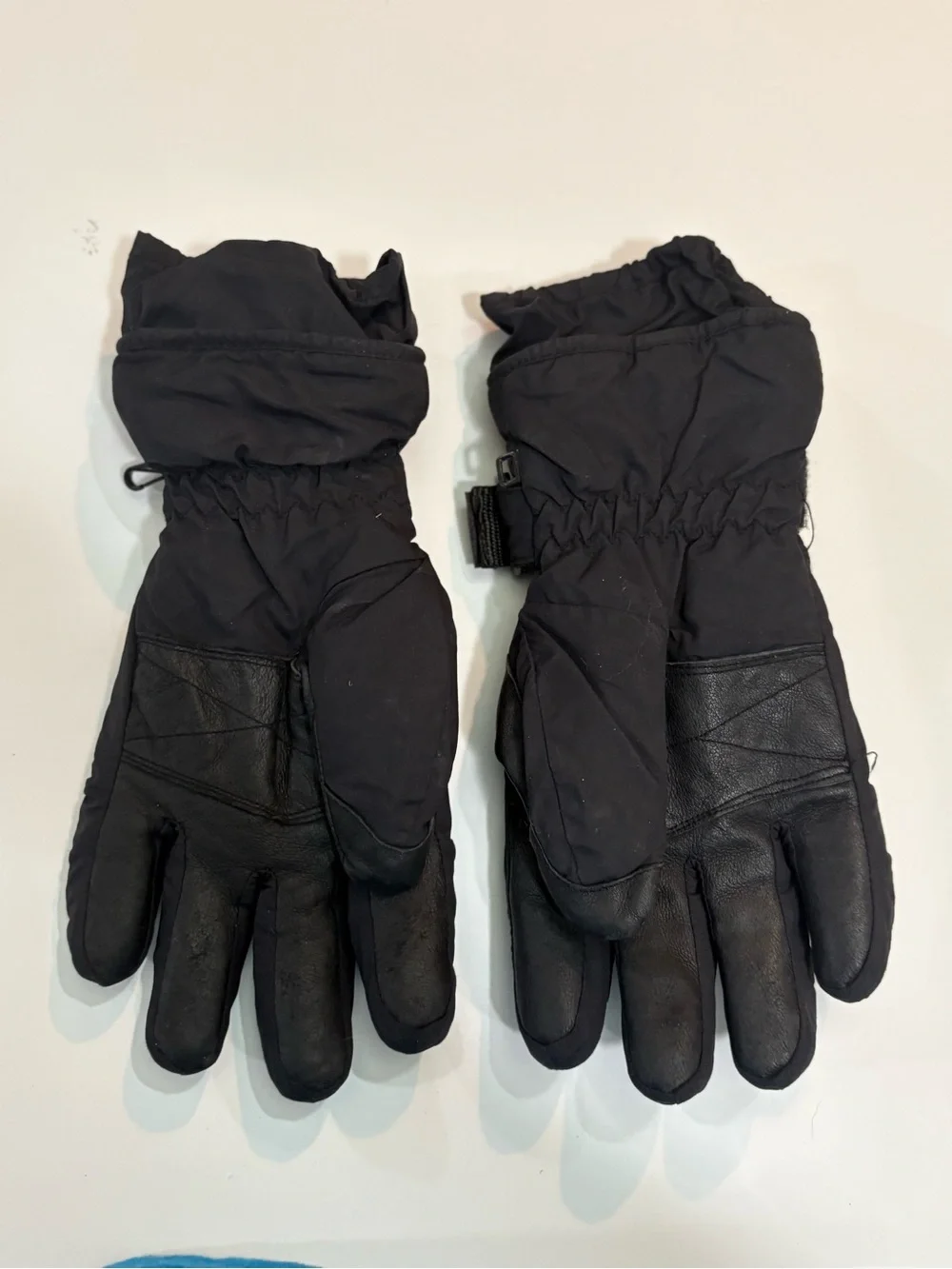 Helly Hansen Black Insulated Ski Gloves with Adjustable Wrist Straps